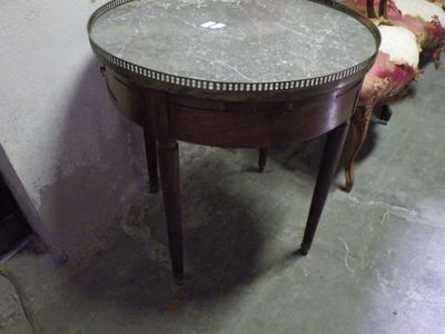une petite table avec un plateau en marbre