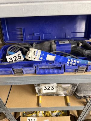 de nombreuses boîtes d'outils posées sur une étagère dans un magasin