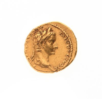 gros plan d'une pièce d'or portant un visage de femme