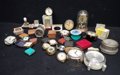 de nombreux modèles de montres posés sur une table noire