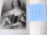 une image représentant une femme en robe posant sur un livre