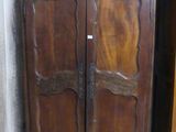 une armoire en bois qui se trouve dans une pièce