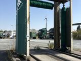un arrêt de bus d'où sort un train