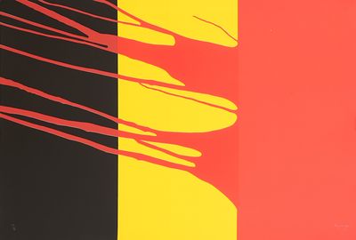 un tableau rouge, jaune et noir accroché au mur