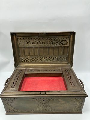 une vieille boîte en bois contenant un plateau rouge