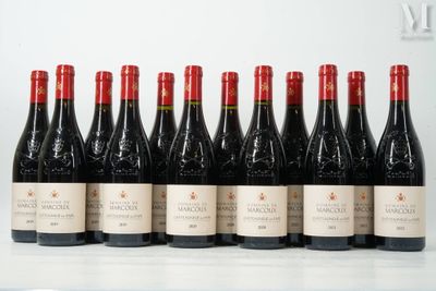 six bouteilles de vin sont alignées sur une table
