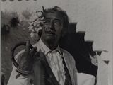 photographie en noir et blanc d'un homme tenant une théière à la main