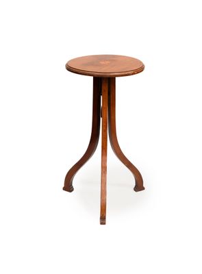 une image d'une petite table en bois sur fond blanc