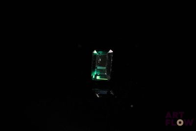l'image d'une lumière verte dans l'obscurité