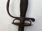 une épée à la poignée noire sur fond blanc