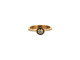 Gros plan sur une bague en or ornée d'un diamant