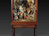 une armoire en bois ornée d'un tableau sur la façade