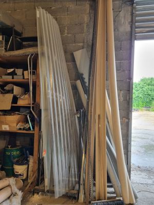 Plusieurs morceaux de bois sont empilés dans un garage