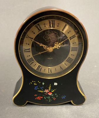 JAEGER. Petite Neuchateloise Pendule-réveil de bureau de for…