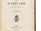 un livre ouvert sur lequel figure un blason