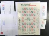 Plusieurs enveloppes, sur lesquelles sont apposés des timbres, sont posées sur une table.