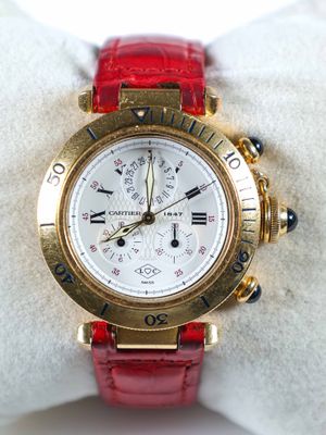 une image montrant un gros plan d'un poignet portant une montre