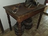 une table en bois sur laquelle est posé un casque