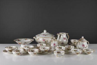 une image d'un groupe de plats et de tasses en porcelaine sur une table