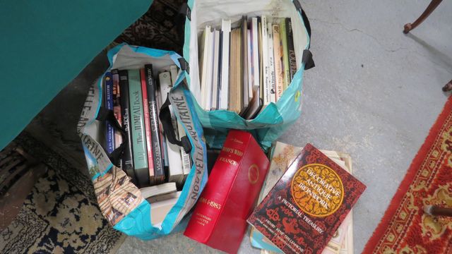 Lot de livres dont livres sur les poupées, les bijoux