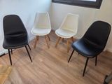 trois chaises disposées en cercle dans une pièce