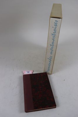 un petit livre posé sur une table
