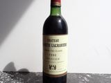 une bouteille de vin posée sur une table