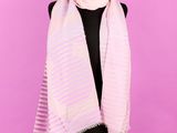 une écharpe rayée rose et blanche sur un mannequin, un mannequin, un mannequin, un mannequin, un mannequin, un mannequin, un mannequin, un mannequin