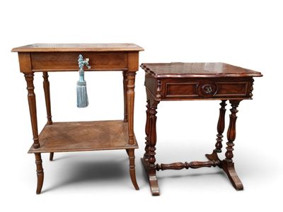 une paire de tables d'appoint anciennes en bois, sur lesquelles est posée une bouteille d'eau