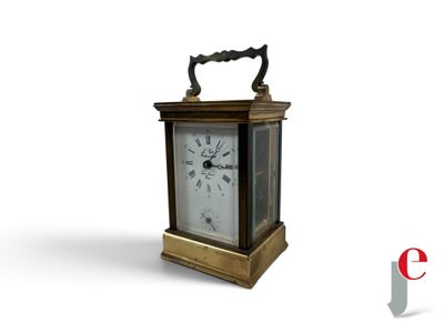 une petite horloge posée sur une table