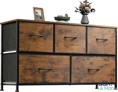 une commode avec des tiroirs et un vase posé dessus