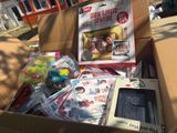 une boîte en carton remplie de jouets et d'autres objets