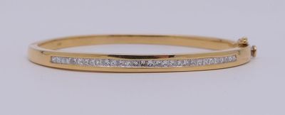 Gros plan sur une bague en or ornée de diamants
