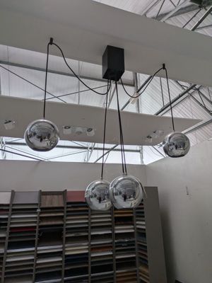 une grande pièce avec de nombreuses lampes suspendues au plafond