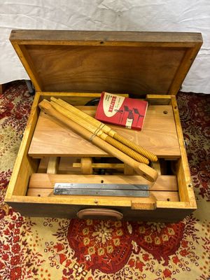 une boîte en bois contenant une paire d'outils