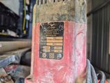 une machine rouge posée sur une table
