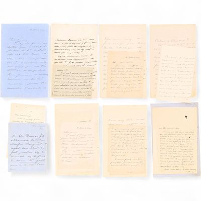 plusieurs feuilles de papier couvertes d'écriture manuscrite, disposées les unes à côté des autres