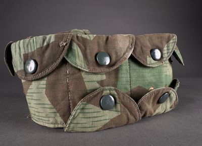 un gros plan d'un sac camouflage orné de boutons