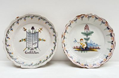 deux assiettes avec des motifs différents