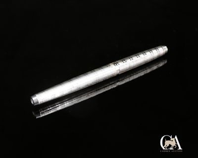 un stylo posé sur une surface noire