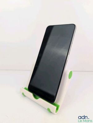a cell phone that is sitting on top of a stand