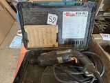 une boîte à outils contenant des outils, posée sur le sol