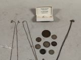 un assortiment de bijoux en argent et en bronze, comprenant un collier, des boucles d'oreilles et une broche