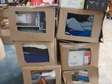 boîtes empilées dans un entrepôt