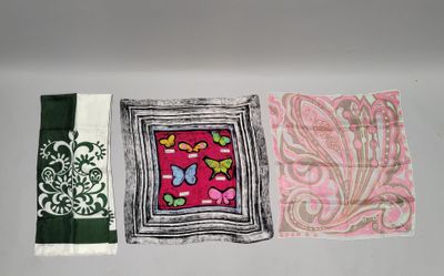 Lot de trois foulards en soie signés Jeanne LANVIN, Jean PAT…