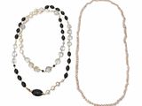 un gros plan d'un collier et d'un bracelet sur fond blanc