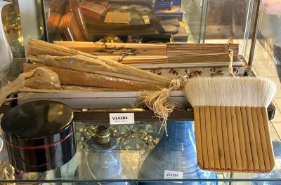 une vitrine en verre contenant un balai et d'autres objets