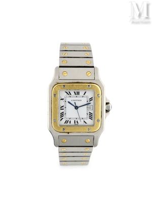 un gros plan d'une montre sur un fond blanc avec un fond blanc