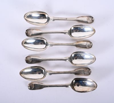 six cuillères en argent empilées les unes sur les autres sur une surface blanche