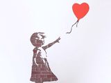une photo d'une fille tenant un ballon rouge en forme de cœur